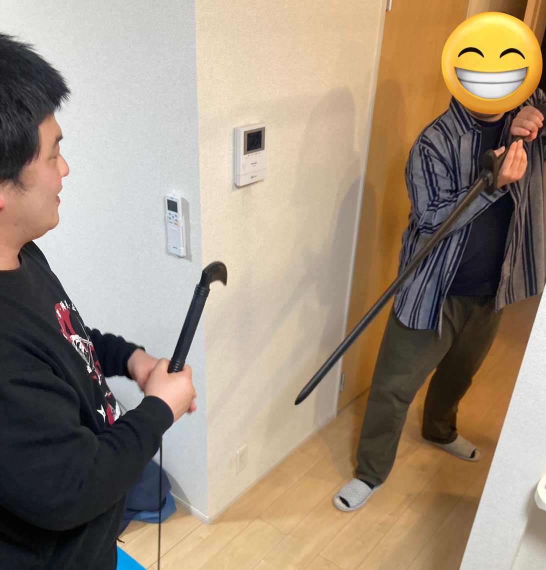 友人宅にて。
僕がリュックから稽古用の鎖鎌出したら、奥からすぐロングソード出してくる。
