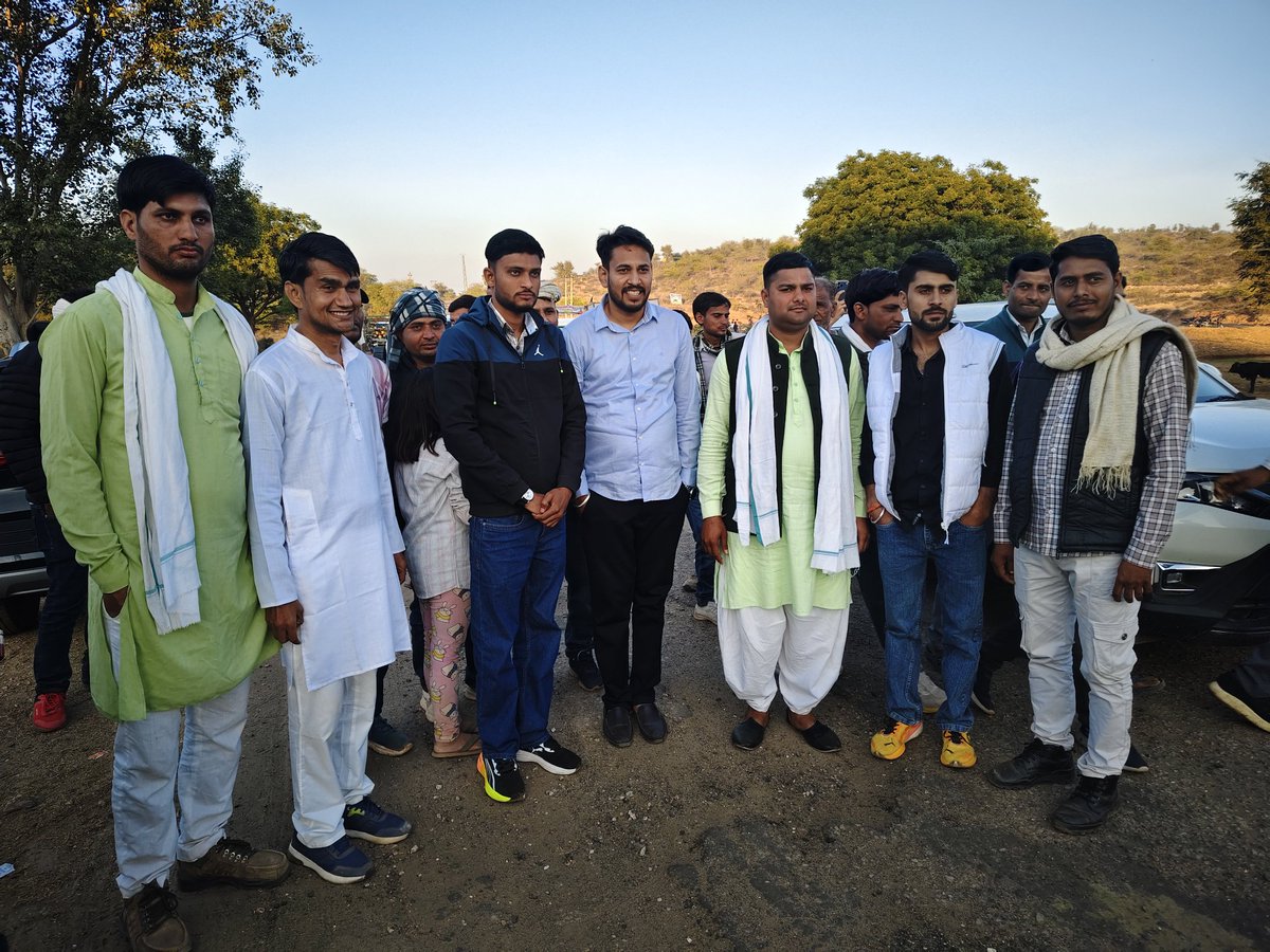 BaBarS0007's tweet photo. आज गांव में आयोजित रानेटा प्रीमियर लीग सीजन 1 के समापन समारोह में मुख्य अतिथि के रूप में आए @manojmeena भाई और विजय मांडा भाई का घर पर स्वागत सत्कार का मौका मिला !!

बहुत बहुत धन्यवाद और आभार मनोज भाई जो आपने कार्यक्रम और घर पर पहुंचकर कार्यक्रम की शोभा बढ़ाई 🙏

@BaBarS0007 https://t.co/IB8p03TFBW