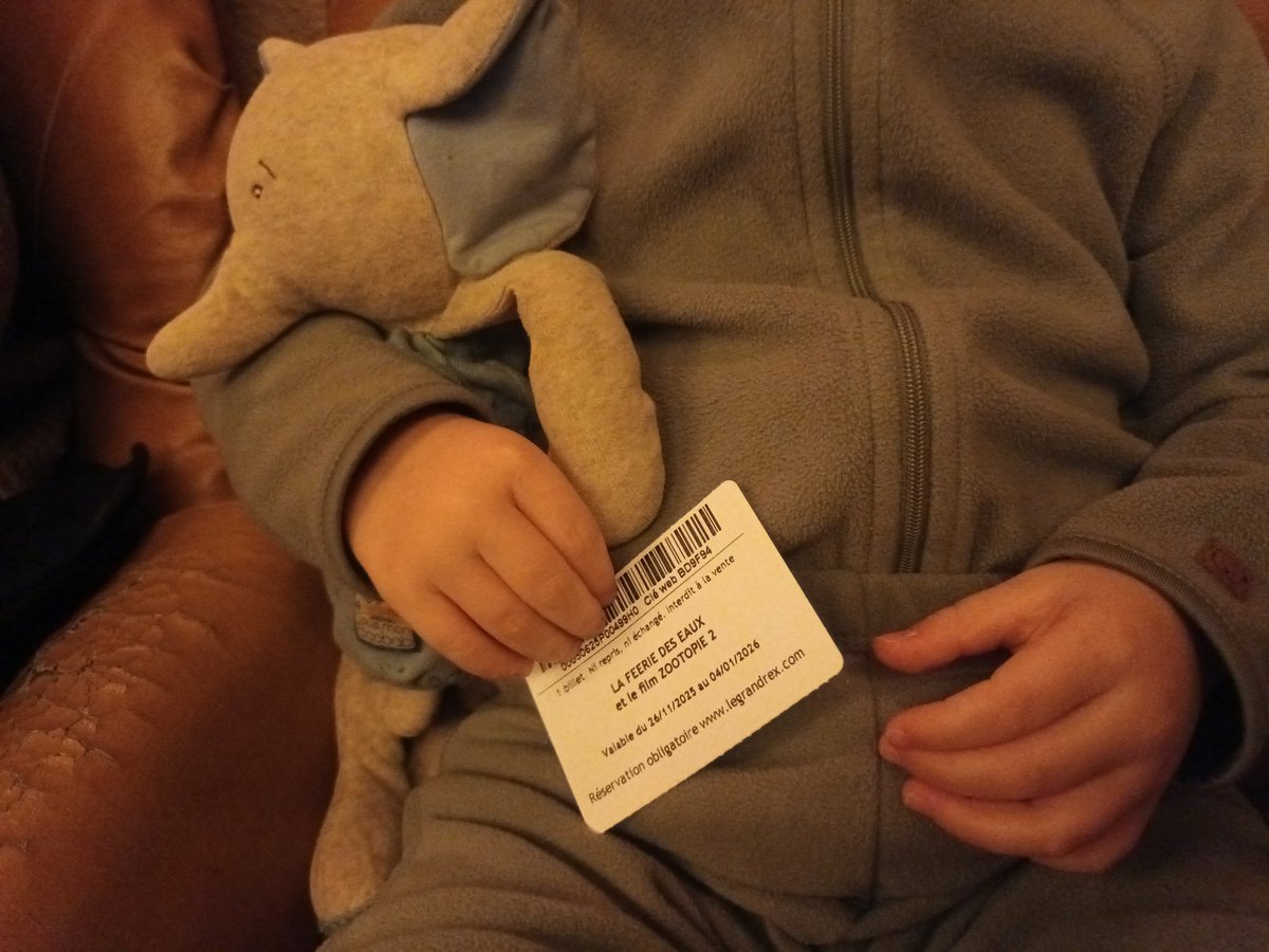 Sa toute 1ère fois au <a href="/LeGrandRex/">Le Grand Rex</a> 🥹 avec la Féerie des eaux.