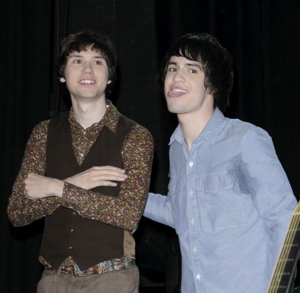 nrthrndownpourr's tweet image. brendon's always making the silliest of faces i love him