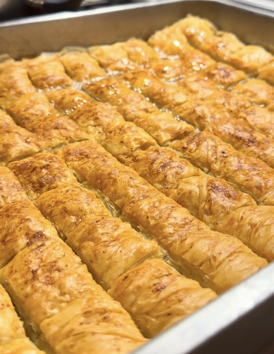 Ομορφιά δεν έχουμε.
Χιούμορ δεν έχουμε.
Βαρετοί είμαστε.
Ιδιότροποι εννοείται πως είμαστε. 

Έναν μπακλαβά όμως σας τον φτιάχνουμε.