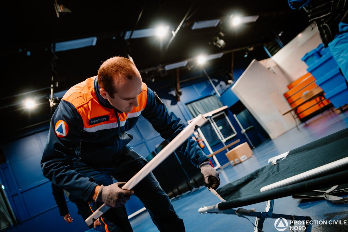 ❄️ Suite à l'activation du plan grand froid, les bénévoles de la Protection Civile intensifient leurs maraudes auprès des personnes fragiles.

Ils apportent réconfort et soutien, distribuent repas chauds, couvertures, vêtements et chaussures, et entretiennent le lien social.