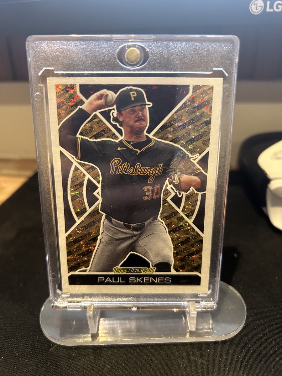 It's giveaway time! How about a 2025 Topps Black Gold Paul Skenes? Trying to build my network so all you have to do is Like and RT. Whoever gets randomly chosen will also get a random unopened pack and choose another user to also get a pack. 2026, LFG!!!! #thehobby