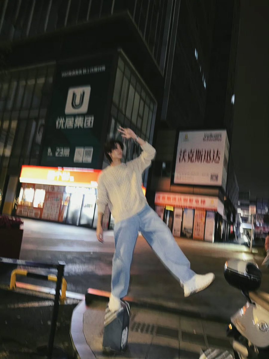 eterrnality's tweet image. phuwintang kebiasaan dah😭😭😭😭😭😭udah mah clumsy, masih aja naik-naik... ntar kalo jatuh gimana phu😔 kak, pacarnya jagain dong @.ppnaravit