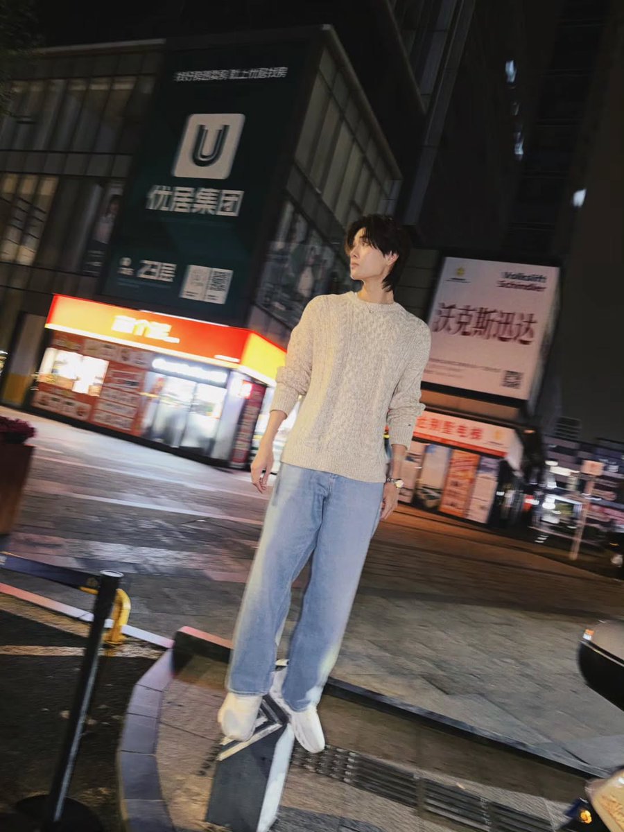 eterrnality's tweet image. phuwintang kebiasaan dah😭😭😭😭😭😭udah mah clumsy, masih aja naik-naik... ntar kalo jatuh gimana phu😔 kak, pacarnya jagain dong @.ppnaravit