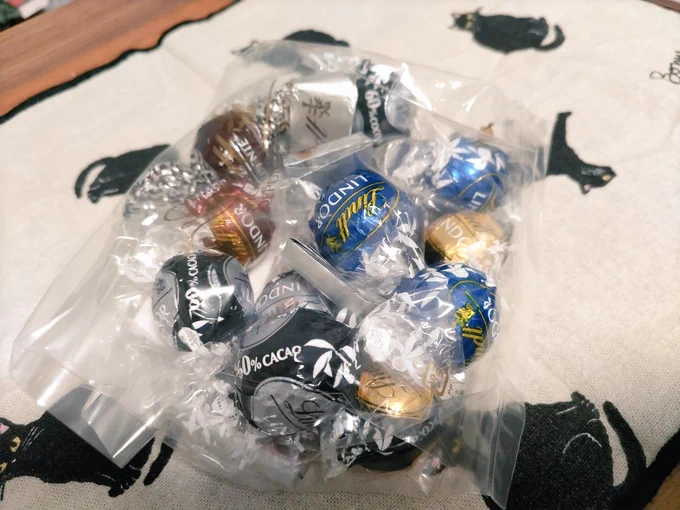 そして年末恒例のリンツ… 私はダークチョコ好きなので、今年はもうダークしか買ってない… チョコは飽和脂肪酸の塊なので…少しづつ食べます…