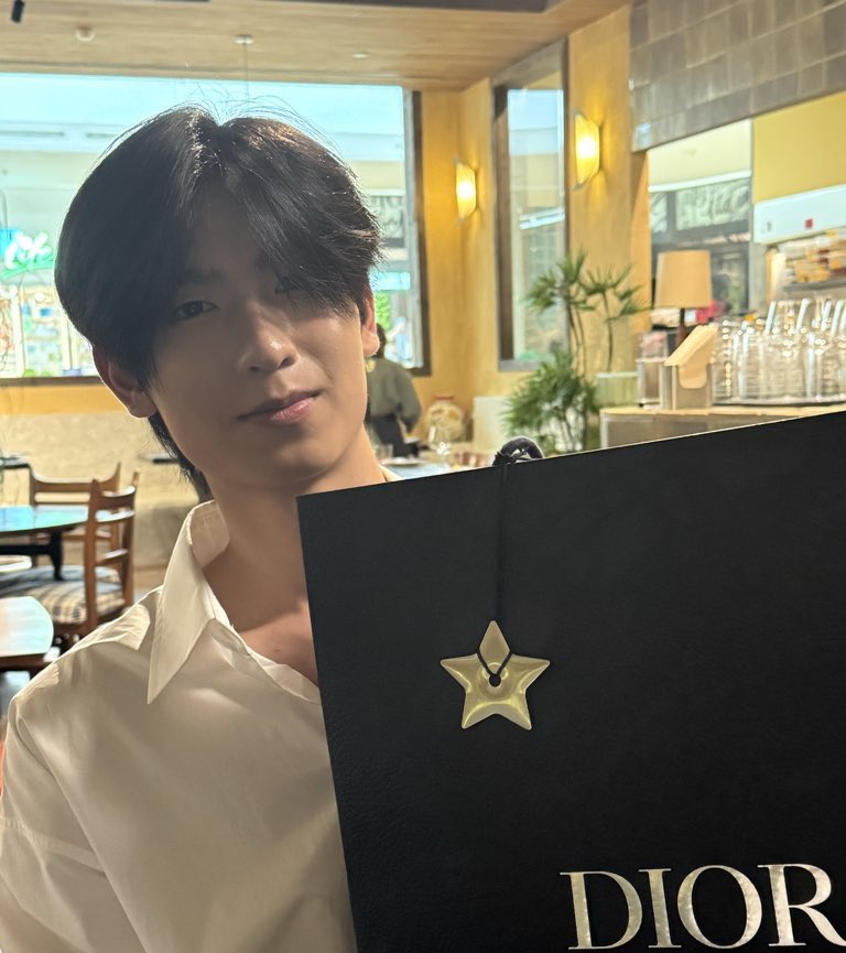 baethojiro's tweet image. ก็ยังคงเป็นเเอค * kongjiro * เหมือนเดิมทิ่ถ่ายพี่โทออกมาได้หล่อได้ขนาดนิ่ ไม่เเปลกเลยทิ่ก้องจาชอบอวดความหล่อของเเฟนอยู่บ่อย ๆ เพราะถ้ามีเเฟนเป็นหนุ่มตี๋ทิ่หล่อขนาดนิ่ จะอวด 24 / 7 เยยคนทิ่มีหนุ่มตี๋เป็นของตัวเองหน่ะ (♡)