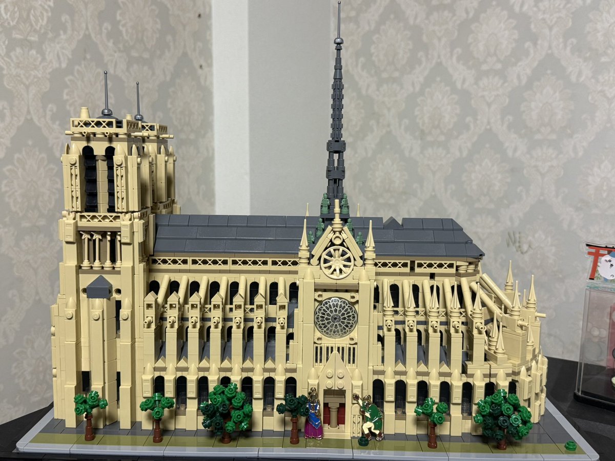 hinaemon's tweet photo. LEGOでも作りながら、年越しする予定が、私が換気扇の油汚れと戦ってる間に娘が完成させていたノートルダム大聖堂 https://t.co/XH1qEY3WBP