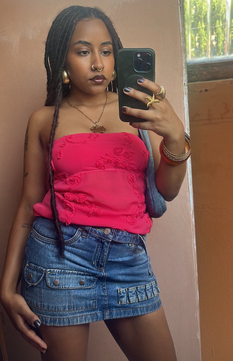 01DIJU's tweet image. Quando minha vovó reclama do tamanho da minha saia sei que divei