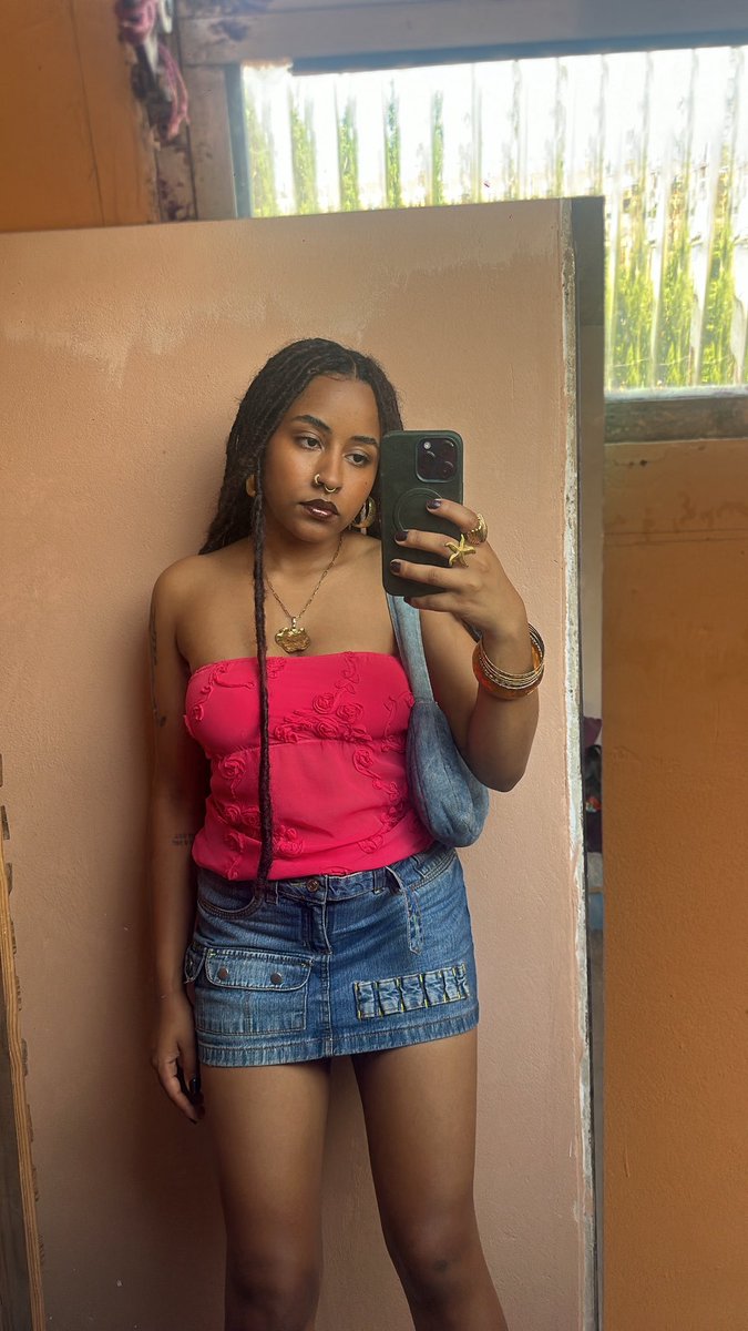 01DIJU's tweet image. Quando minha vovó reclama do tamanho da minha saia sei que divei