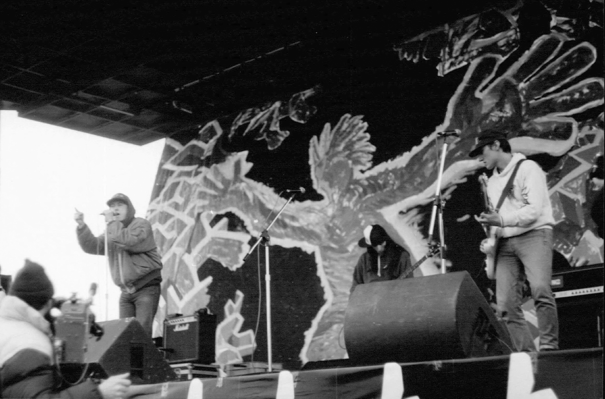 outsidersesp's tweet photo. El 29 de diciembre de 1990,  la banda Negu Gorriak ofreció su primer concierto frente a la cárcel de Herrera de la Mancha. Formaba parte de una marcha anual organizada para expresar solidaridad con los presos vascos de la cárcel de Madrid y denunciar la dispersión. 

Los hermanos Fermín e Íñigo Muguruza, Kaki Arkarazo y Mikel Kazalis subieron al escenario para defender públicamente por primera vez las canciones de su primer álbum, publicado en junio. La actuación se grabó en vídeo y se publicó en VHS; los beneficios de las ventas se destinaron a los Comités de Amnistía. Tras el éxito de Kortatu, la banda comenzó a explorar nuevas áreas musicales y se convirtió en una de las bandas más exitosas del País Vasco. 

El vídeo del concierto se encuentra a continuación.

https://t.co/JMTP2HDEvT

(Publicación original de Argia)