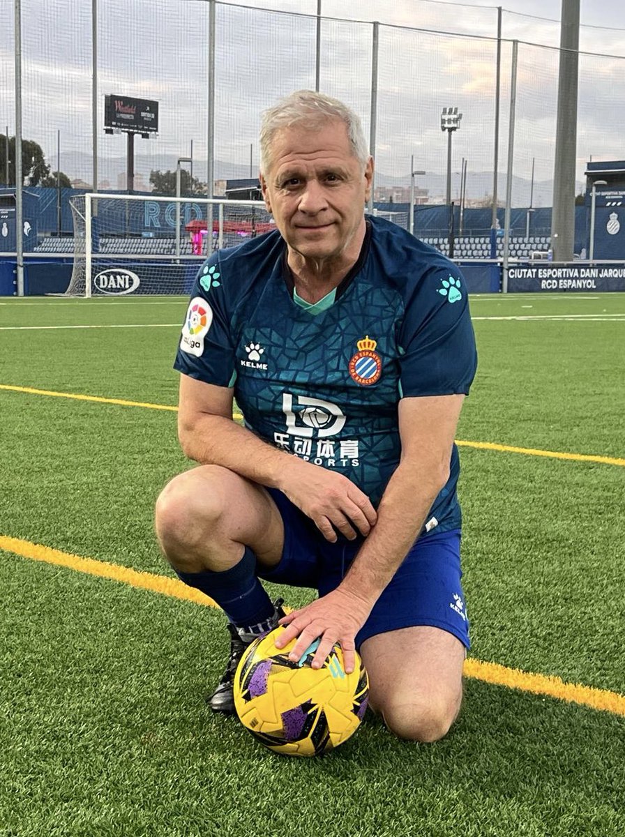 Está tarde partido de fútbol entre la Fundación RCDE y veteranos del club.