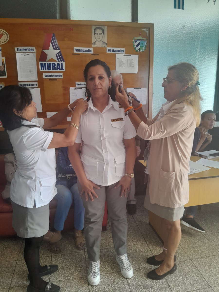 #NoticiasAduana| Yolanda Piñeiro Ramírez Jefe de la #AduanaHolguín presidio el cambio de mando realizado, a partir del cual asume como Jefe de Recaudación Yakeline Pérez Davila, deseándole éxitos en esta nueva tarea que asume.
.
.
.  
#OrgullosamenteAduaneros
#AduanadeCuba
