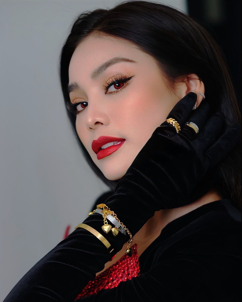♱                       𝗤𝗨𝗘𝗘𝗡 𝗢𝗙 𝗧𝗛𝗘 𝗗𝗔𝗠𝗡𝗘𝗗