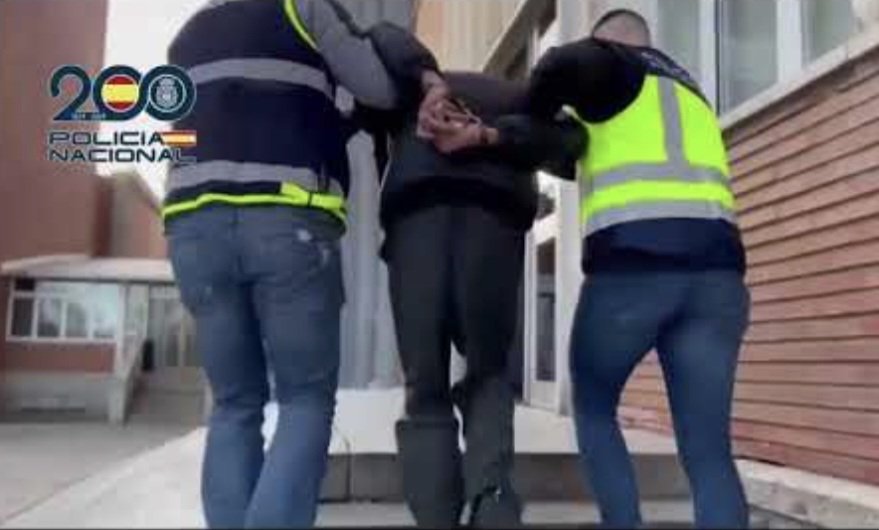 narcodiario's tweet image. ¿Pistoleros de la #mocromafia ? Tres detenidos en #Madrid por tirotear a una persona en un ajuste de cuentas por asuntos de #drogas en #genk . Pretendían llegar a #Algeciras para huir a Marruecos. VÍDEO 📹 📼 e info, en
narcodiario.com/2025/12/captur…