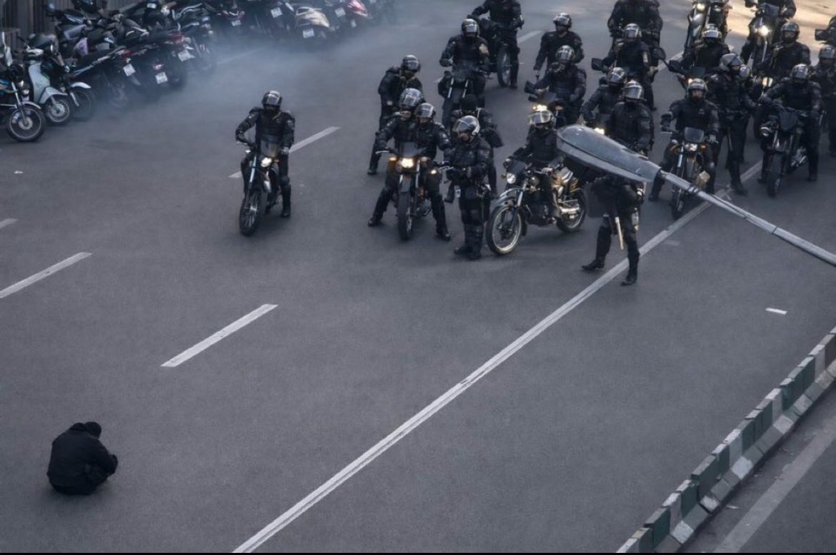 شبیه مشت گره کرده جمع شد در خود
و‌ صخره‌های سخت اغلب آدمیزادند