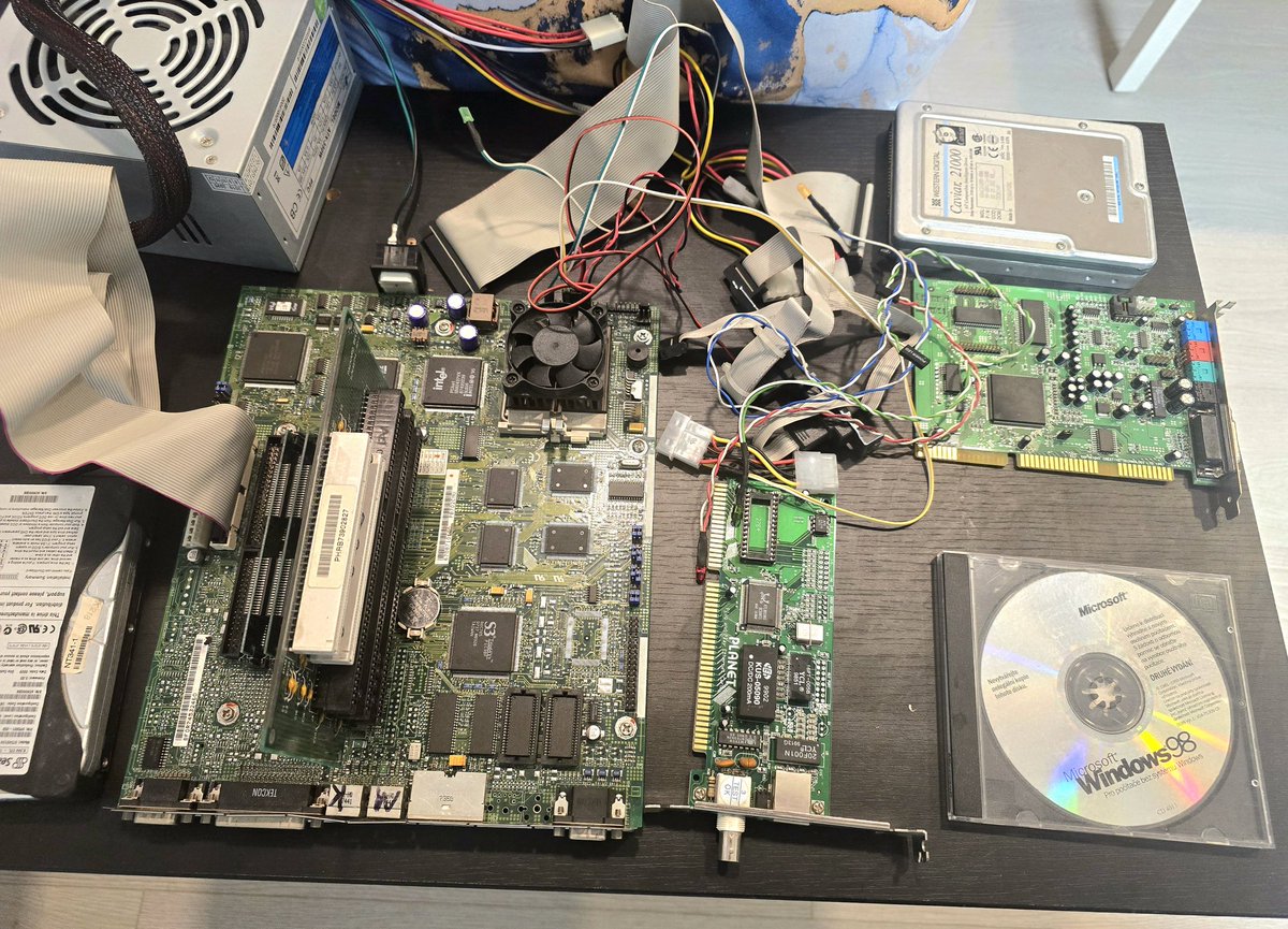 VejvyCZ's tweet image. Příprava počítače pro jehličkovou tiskárnu na Maker Faire 
#oldcomputers
#Windows98
#MakerFaire