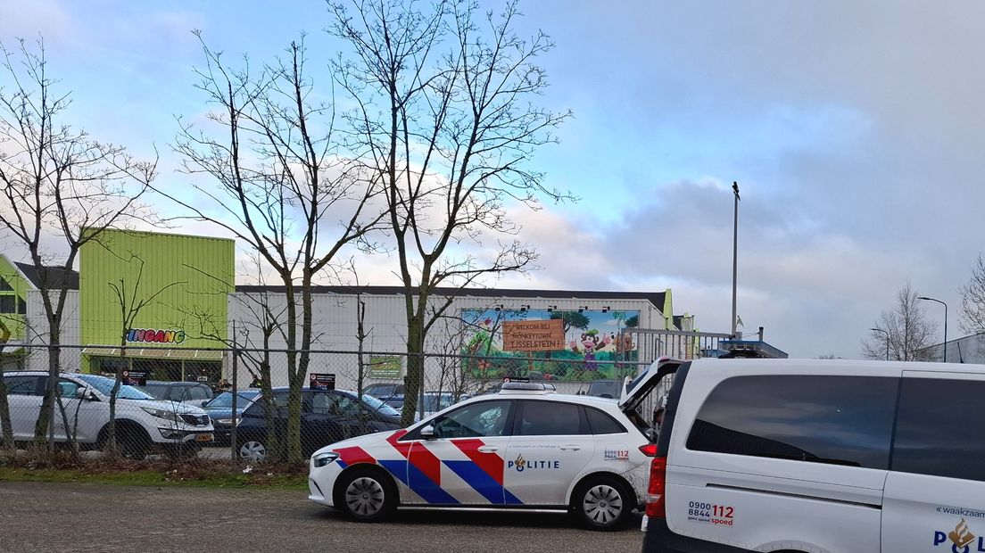 NieuwsArena's tweet photo. Grote politie-inzet na melding mogelijk wapen in Monkey Town #IJsselstein. Lees hier: https://t.co/L8UnyqTivg https://t.co/D01ie3TC6P