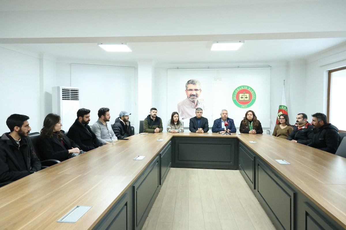 Emek Gençliği MYK Üyesi Nurgül Deniz’in kendilerini polis olarak tanıtan kişilerce alıkonularak ajanlık teklifi ile tehditlere maruz bırakılmasına ilişkin gerçekleştirilen basın açıklamasına katılım sağladık.