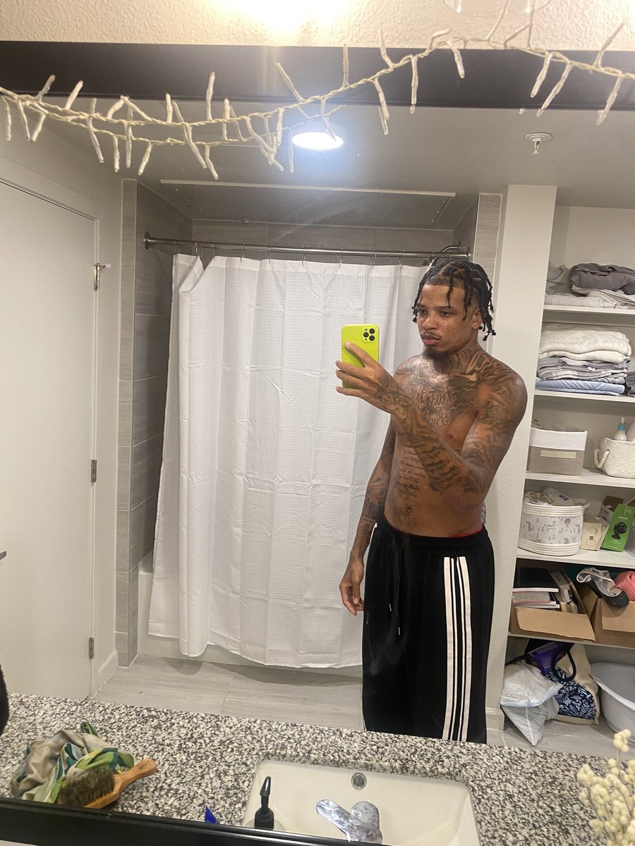 Flash2L's tweet photo. Y’all gone let me enter 2026 single? https://t.co/Ixe3gsHirM
