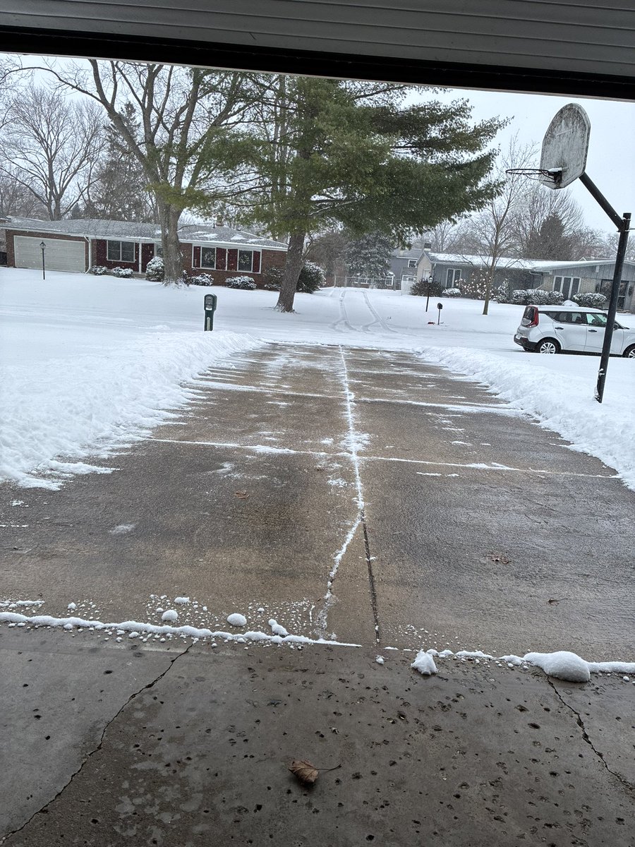 KinzieLikeABoss's tweet image. It doesn’t matter if you’re 16 or 45… You go and you shovel your mom’s driveway. #ManCode