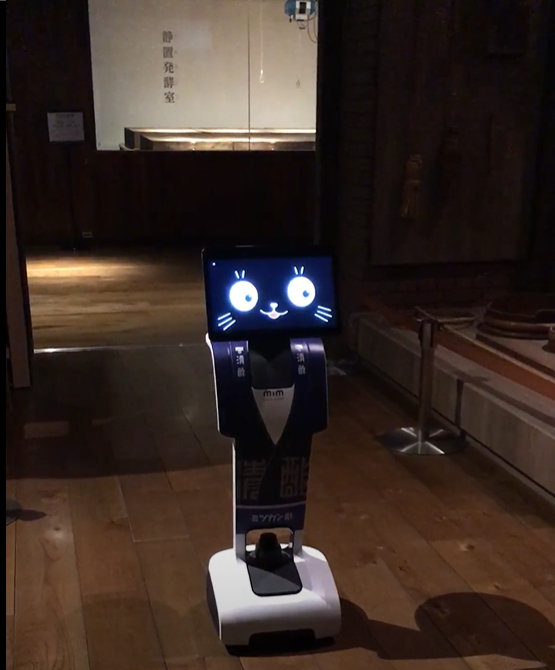 LivingRobot2018's tweet image. 当社がシステムインテグレーションを支援した
国内初の案内ロボット #Temi をご紹介！

#MIZKANMUSEUM で活躍中の ロボット #みむみん です🐱
これまで専門ガイドが担当していた約15分間のツアーを、完全自動で実現😼👍
お酢づくりの歴史や展示の見どころを解説しています！