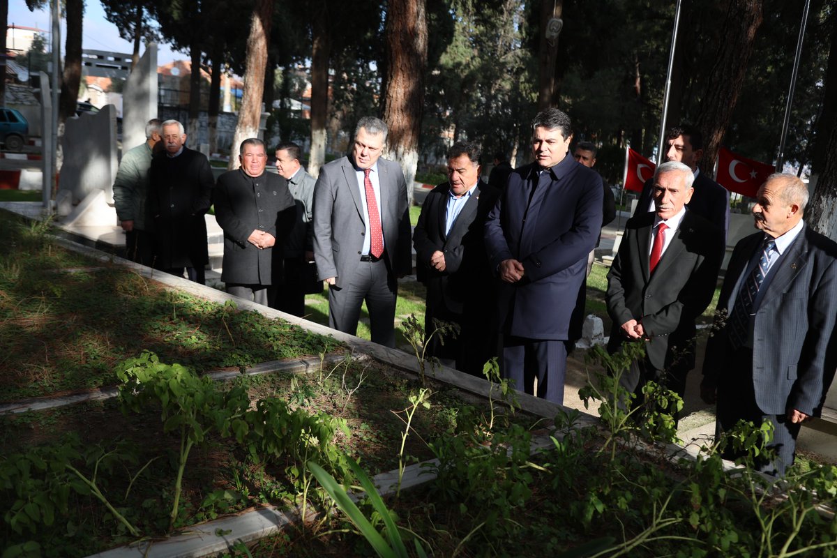 OlayMedya45's tweet photo. Demokrat Parti Genel Başkanı Gültekin Uysal, Partisi'nin İlçe Başkanlığının açılışı için geldiği Alaşehir'de 24 Mayıs 1993'de Ankara yakınlarında gerçekleşen kaza'da hayatını kaybeden DYP Alaşehir teşkilatı üyesi 11 partiliyi asri mezarlıktaki kabirleri başında andı. https://t.co/KNkUN8FvqB