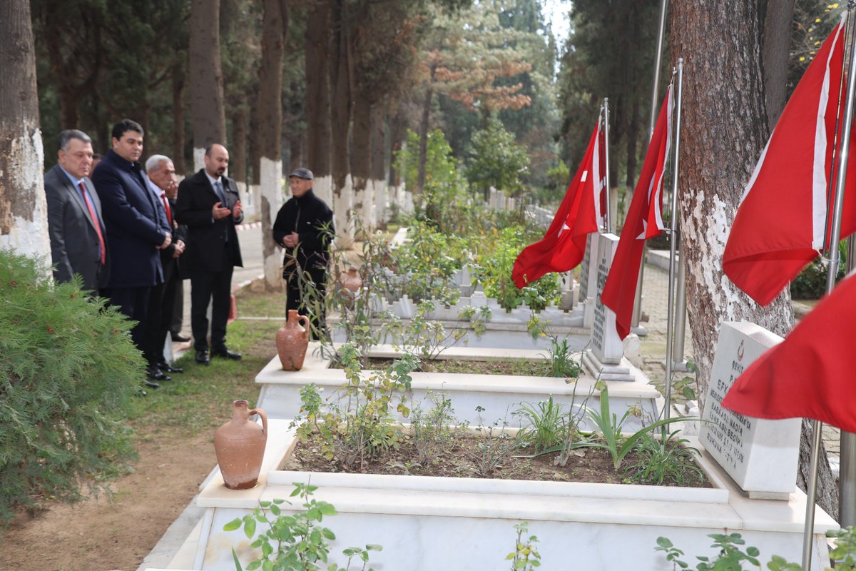 OlayMedya45's tweet photo. Demokrat Parti Genel Başkanı Gültekin Uysal, Partisi'nin İlçe Başkanlığının açılışı için geldiği Alaşehir'de 24 Mayıs 1993'de Ankara yakınlarında gerçekleşen kaza'da hayatını kaybeden DYP Alaşehir teşkilatı üyesi 11 partiliyi asri mezarlıktaki kabirleri başında andı. https://t.co/KNkUN8FvqB