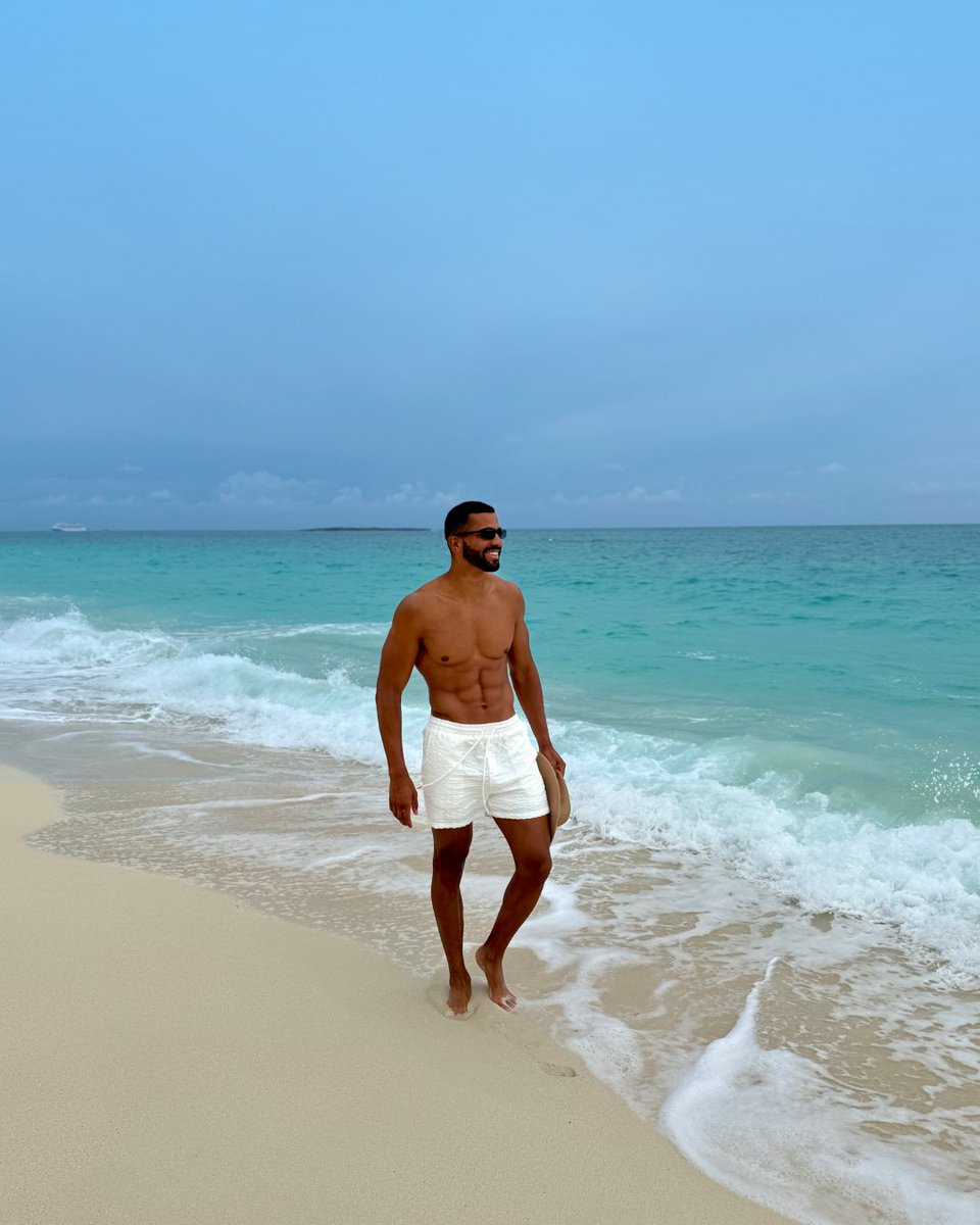FSOceanClub's tweet image. An unhurried start to the week on our private shoreline, with turquoise waves at your feet and warm sand beneath.

📷 photo by: @pierre_abena

#FSOceanClub #FourSeasons