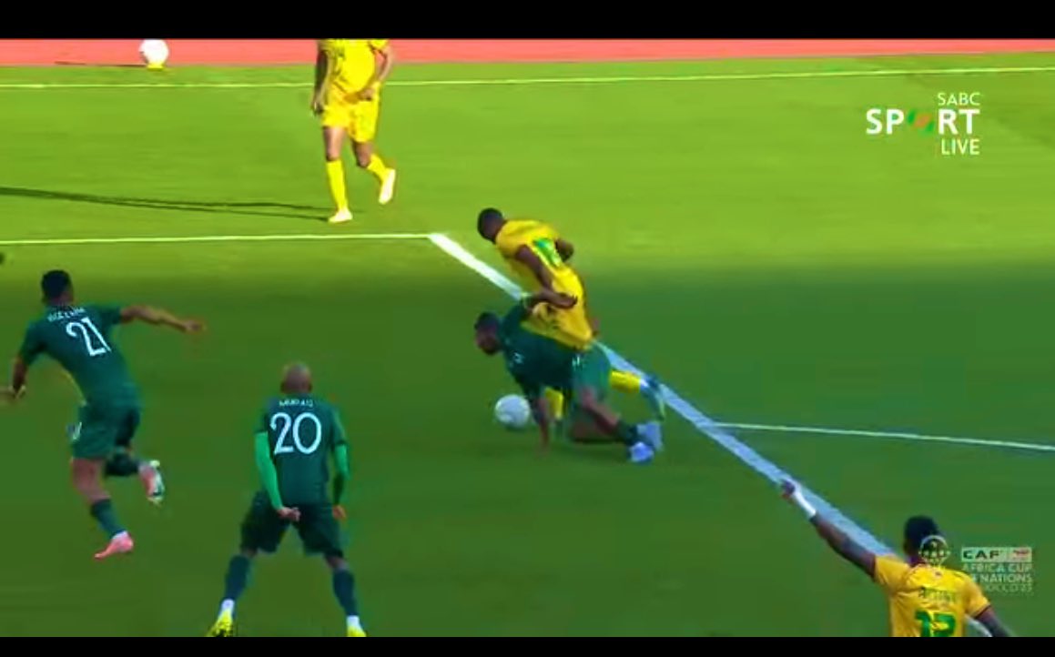 Donly_t's tweet image. If Masahwanise didn’t exist South Africans would have fooled us that Mbokazi is the best defender in Southern African😭 
#TotalEnergiesAFCON2025  
#ZimvsSA