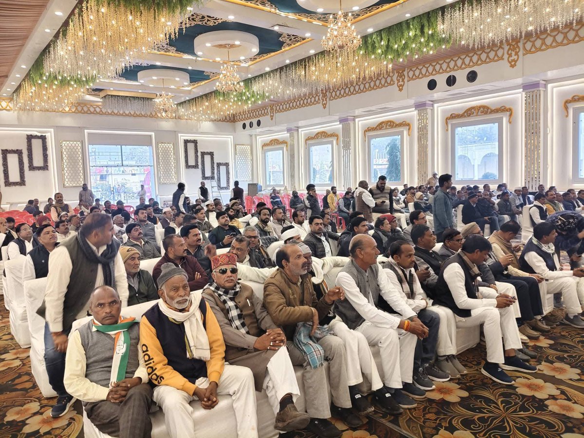 INCMP's tweet photo. आज प्रदेश कांग्रेस प्रभारी श्री हरीश चौधरी जी ने भिंड में जिला कांग्रेस कमेटी शहर एवं ग्रामीण द्वारा मतदाता सूची विशेष गहन पुनरीक्षण के संदर्भ में आयोजित महत्वपूर्ण बैठक को संबोधित करते हुए संगठनात्मक दायित्वों और आगामी कार्ययोजना पर विस्तृत चर्चा कर मतदाता सूची को लोकतंत्र का सबसे पवित्र दस्तावेज मानते हुए पूरी गंभीरता और जिम्मेदारी के साथ अपने-अपने क्षेत्रों में कार्य करने का आव्हान कियाI 

इस दौरान प्रदेश सह प्रभारी श्रीमती संजना जाटव जी, राज्यसभा सांसद अशोक सिंह जी, उप नेता प्रतिपक्ष हेमंत कटारे जी, जिला कांग्रेस कमेटी शहर अध्यक्ष धर्मेंद्र पिंकी भदौरिया जी, ग्रामीण अध्यक्ष रामशेष बघेल जी, विधायक फूलसिंह बरैया जी, केशव देसाई जी, जिला प्रभारी बैजनाथ कुशवाह जी सहित संगठन के सभी पदाधिकारी एवं कार्यकर्तागण उपस्थित रहे।