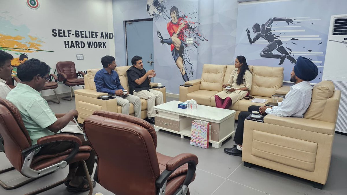 sportsinap's tweet image. Shri Vishnu Sudhakaran, Regional Director, SAI NSSC, Bengaluru, along with the undersigned, visited the Sports Authority of Andhra Pradesh on 29.12.2025.
Discussions focused on strengthening sports infrastructure and athlete development in the state.

#SAAP
#NSSC
#Sports