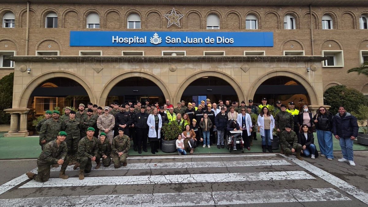 policiazaragoza's tweet photo. Un placer colaborar una vez más visitando a unos #HéroesSinCapa en el Hospital Clínico y en el Hospital San Juan de Dios
Un año más dar las gracias a la @Asc_SONRISAS por invitarnos para estar al lado de estos pequeños "grandes" luchadores 😀 💪 

#1niño1sonrisa 😉 https://t.co/T5HWC1OsBR