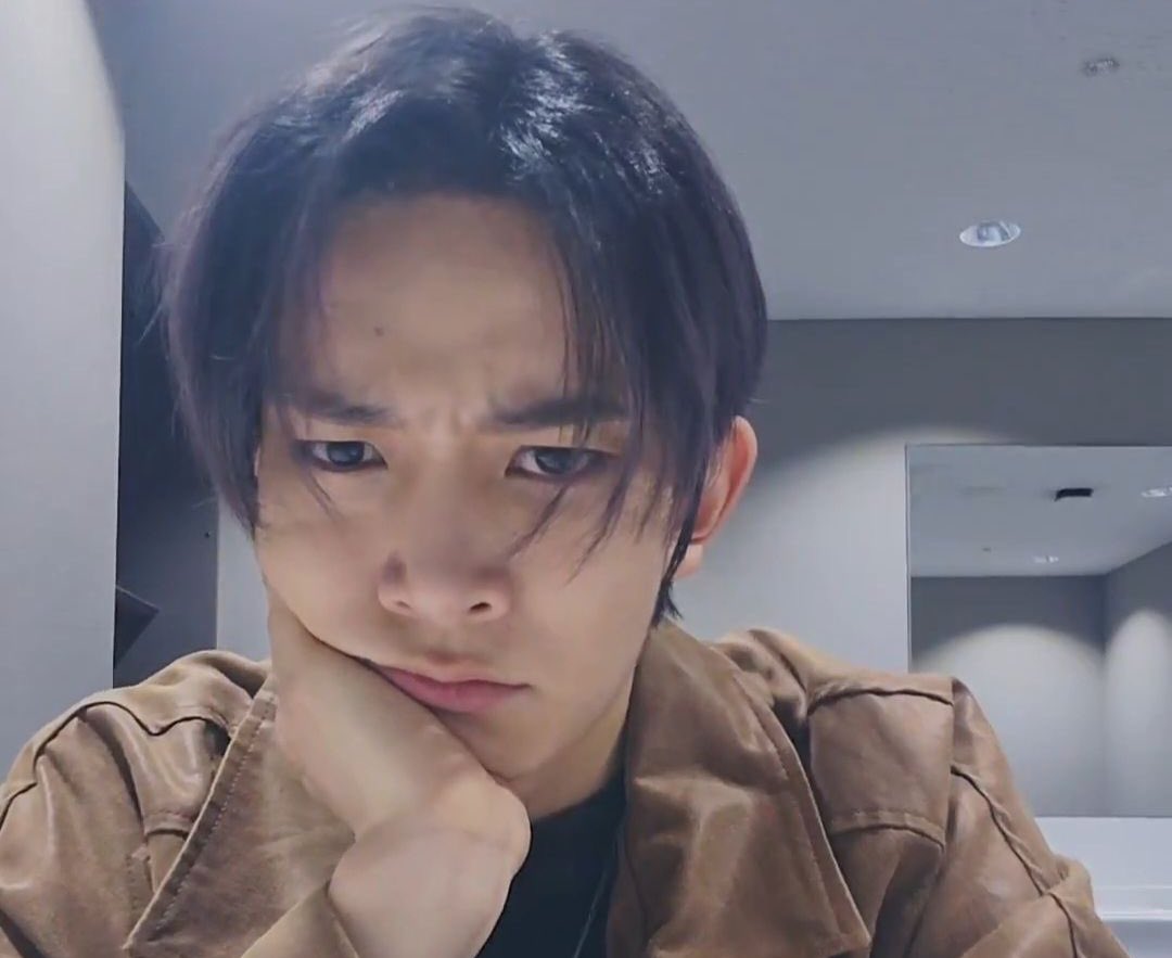 gril1hee's tweet image. &amp;gt; 𐢭 &amp;lt;