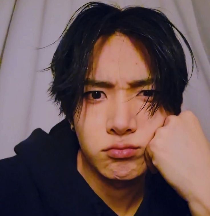 gril1hee's tweet image. &amp;gt; 𐢭 &amp;lt;