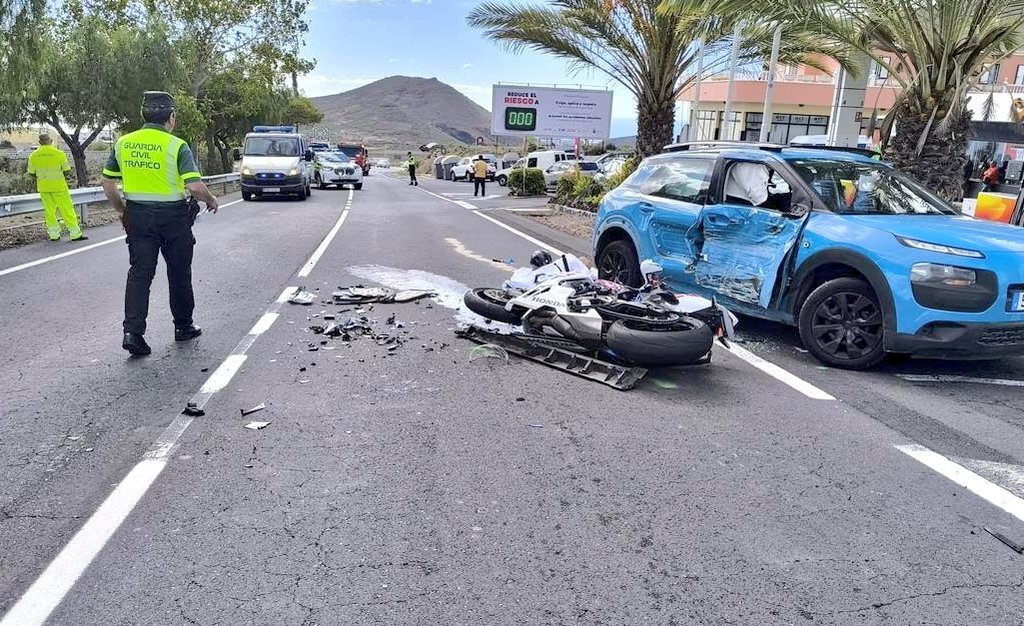 Pareja amante de motos y animales.

Muere la novia en accidente de moto y 24h después, cuando el novio iba también en moto a alimentar a los animales, lo mata un drogata borracho.

La moto es peligrosa, pero más peligroso es permitir que borrachos drogatas cumplan penas ridículas