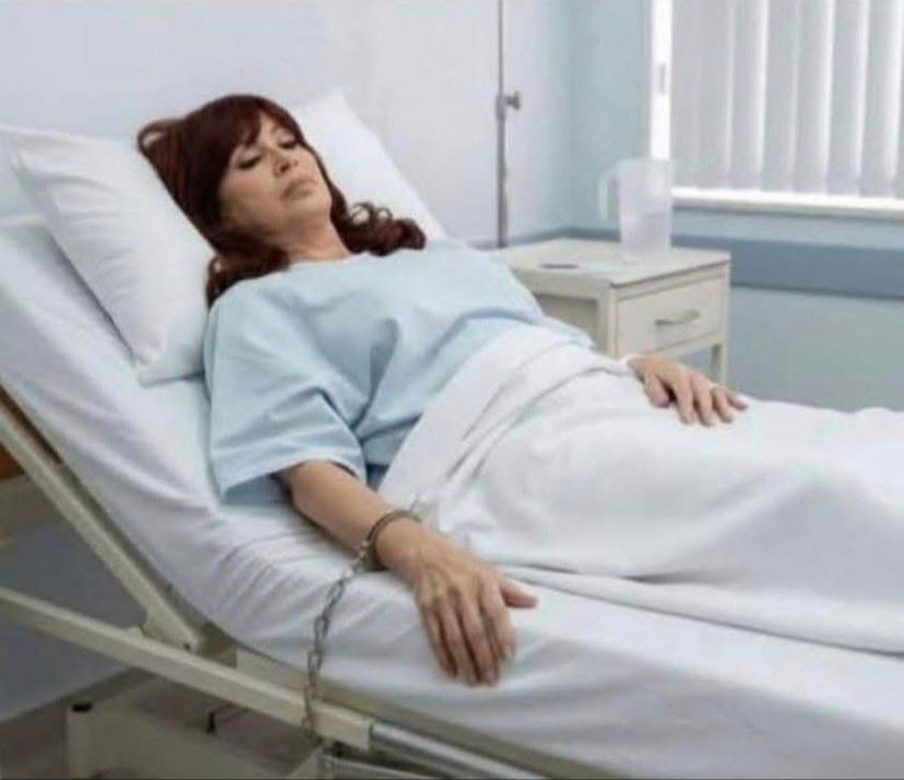 Que raro que la CHORRA CFK no escribe nada fue operada de apendicitis no de las manos.
Ahhhh, aunque se le complica teclear con una mano ya que la otra la tiene esposada (no por miedo que se fugue, sino por las dudas que se afane algo, jaaaaaa).