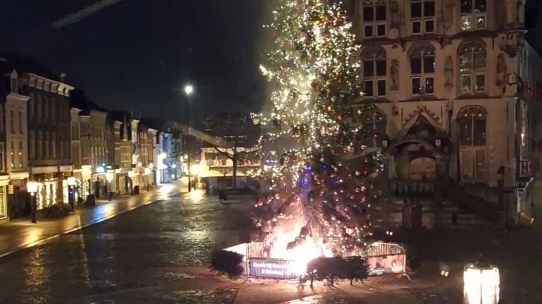 Brand onder kerstboom door vuurwerk in Gouda