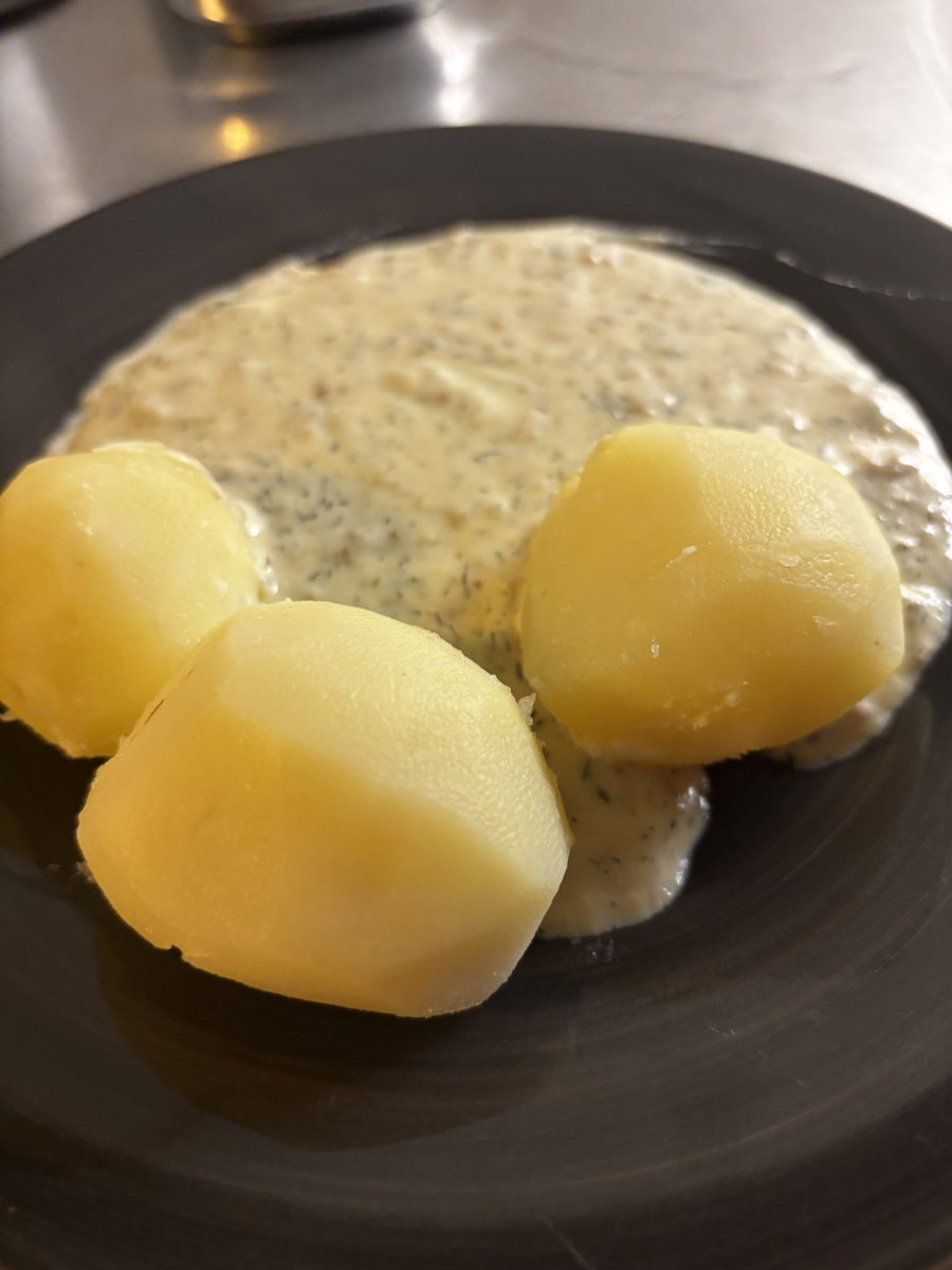 Stuvad tonfisk å potatis. Inte så vanligt tror jag. Men så här för jag. Har inga direkt mått så allt är cirka. 😅

2 burkar tonfisk i vatten
3-4 msk senap(vanlig eller dijon.)
Ca 2 dl majjo
2 msk smör
5 dl grädde
3 dl creme fräsch 
Dill, dragon, vitpeppar efter smak. (Mycket dill