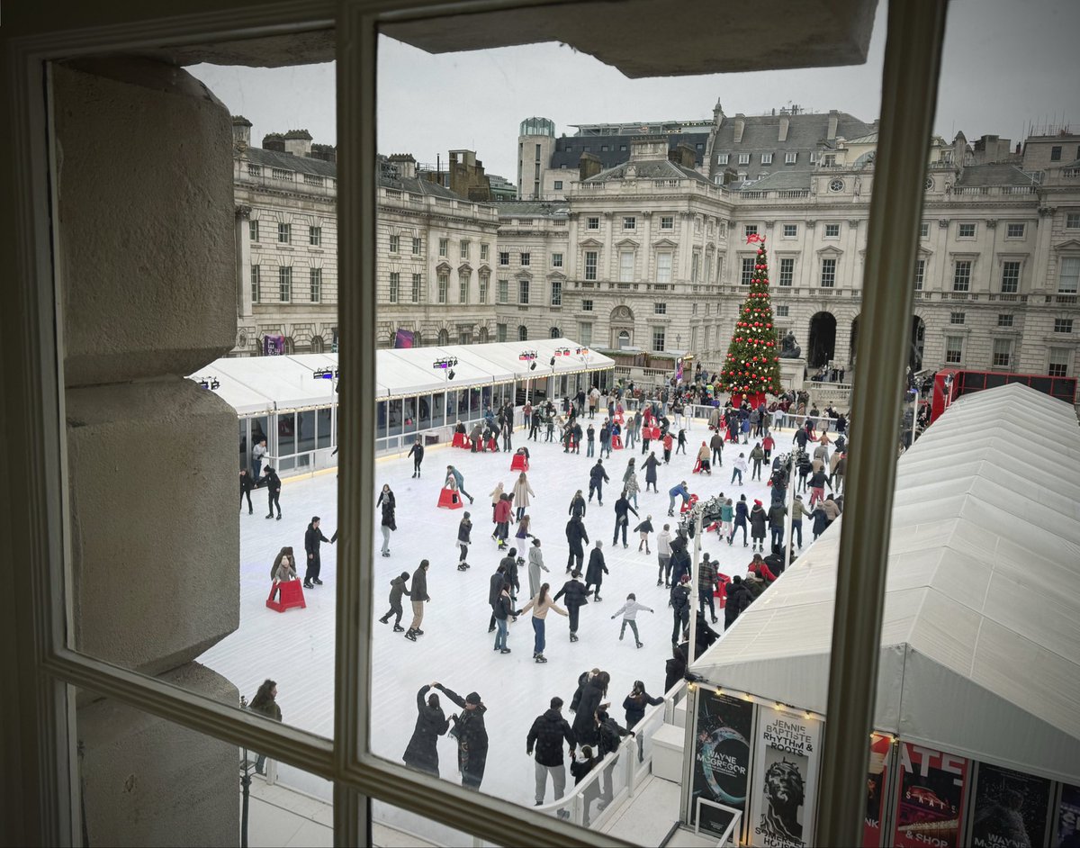 #Twixmas Lowry. Passing a window <a href="/SomersetHouse/">Somerset House</a> this afternoon