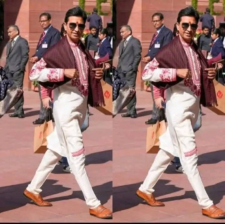RahulKu70163005's tweet photo. जो मंच से व्यवस्था को आईना दिखाता था,
आज उसी आईने में खुद को तलाशता है।
सवाल वही है जनता का, जवाब बदला-बदला,
कुमार विश्वास अब किस विश्वास को निभाता है? https://t.co/17KtGTiCmX