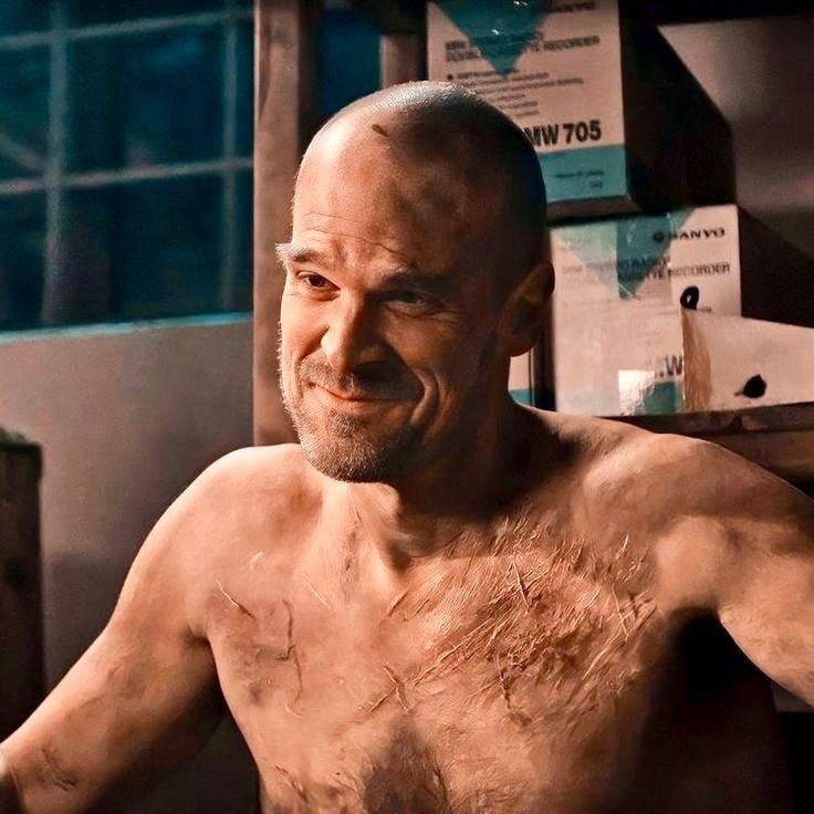 porqueTTarg's tweet image. “Hopper”

Porque los usuarios criticaron el cambio físico que tuvo el personaje de Stranger Things entre la temporada 4 y la 5.