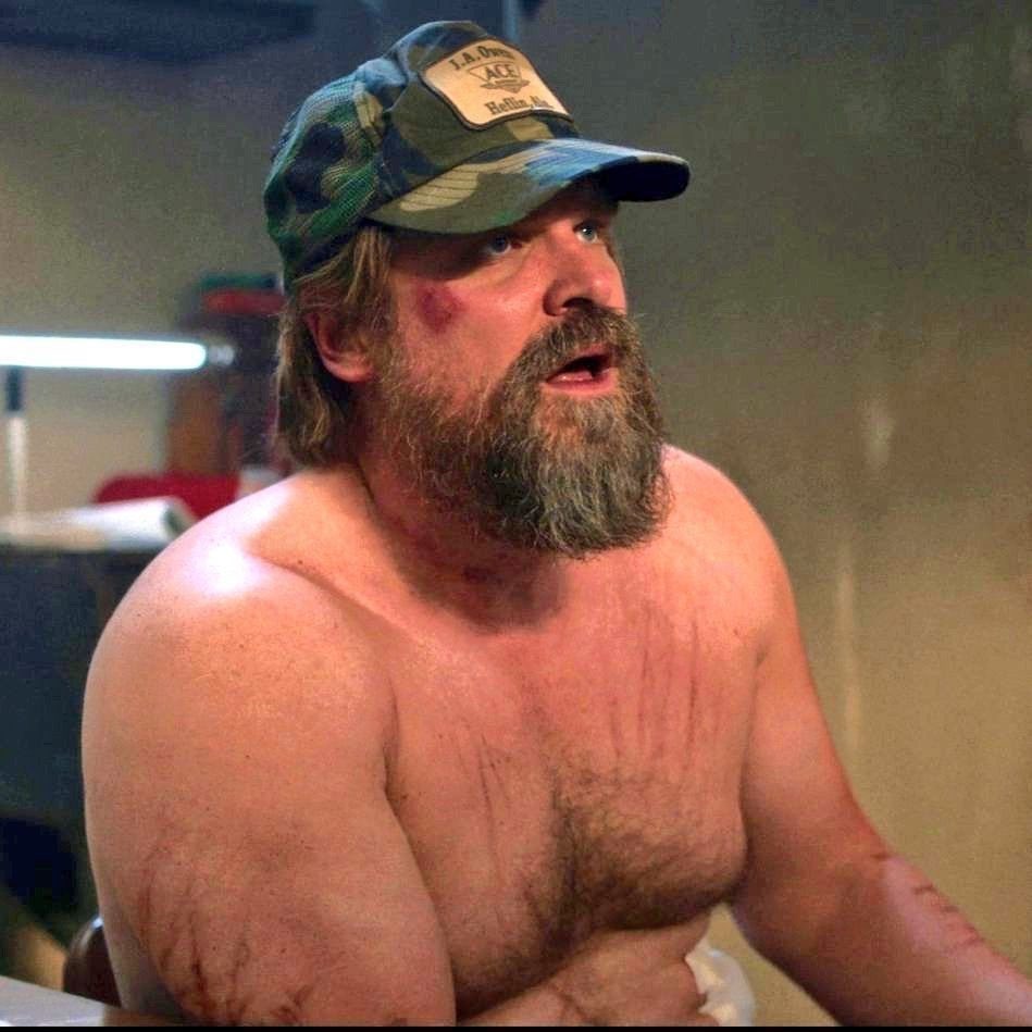 porqueTTarg's tweet image. “Hopper”

Porque los usuarios criticaron el cambio físico que tuvo el personaje de Stranger Things entre la temporada 4 y la 5.