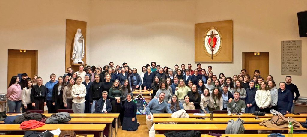 HijasCaridadEC's tweet photo. 🇵🇾 Nuestra #CasaMadre se llena de rostros jóvenes y alegres.
 
Un centenar de #JóvenesVicencianos de 
Cracovia, Polonia, Varsovia, España e Italia participan en el 48° Encuentro Europeo de Jóvenes de @taize.

Sor Françoise Petit, Superiora general, nos da la bienvenida 🤗 https://t.co/wsYm3hruSx