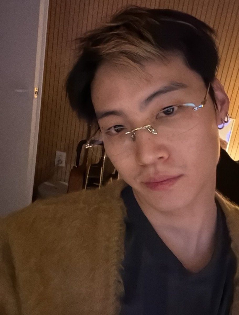 JAY B is barefaced and looks so freaking good on this selfie oh my god🫠