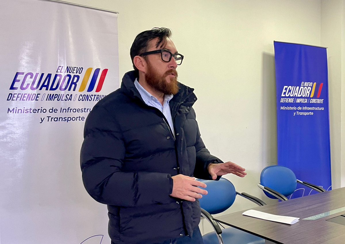 #Loja | El viceministro de Infraestructura, <a href="/paolocarpioa/">Paolo Jose Carpio</a>, inauguró la capacitación técnica especializada en “Gestión Vial”, a cargo de Carlos Manuel Lituma Vintimilla, especialista en Diseño de Pavimentos para el Programa de Conservación por Niveles de Servicio.

#ElNuevoEcuador