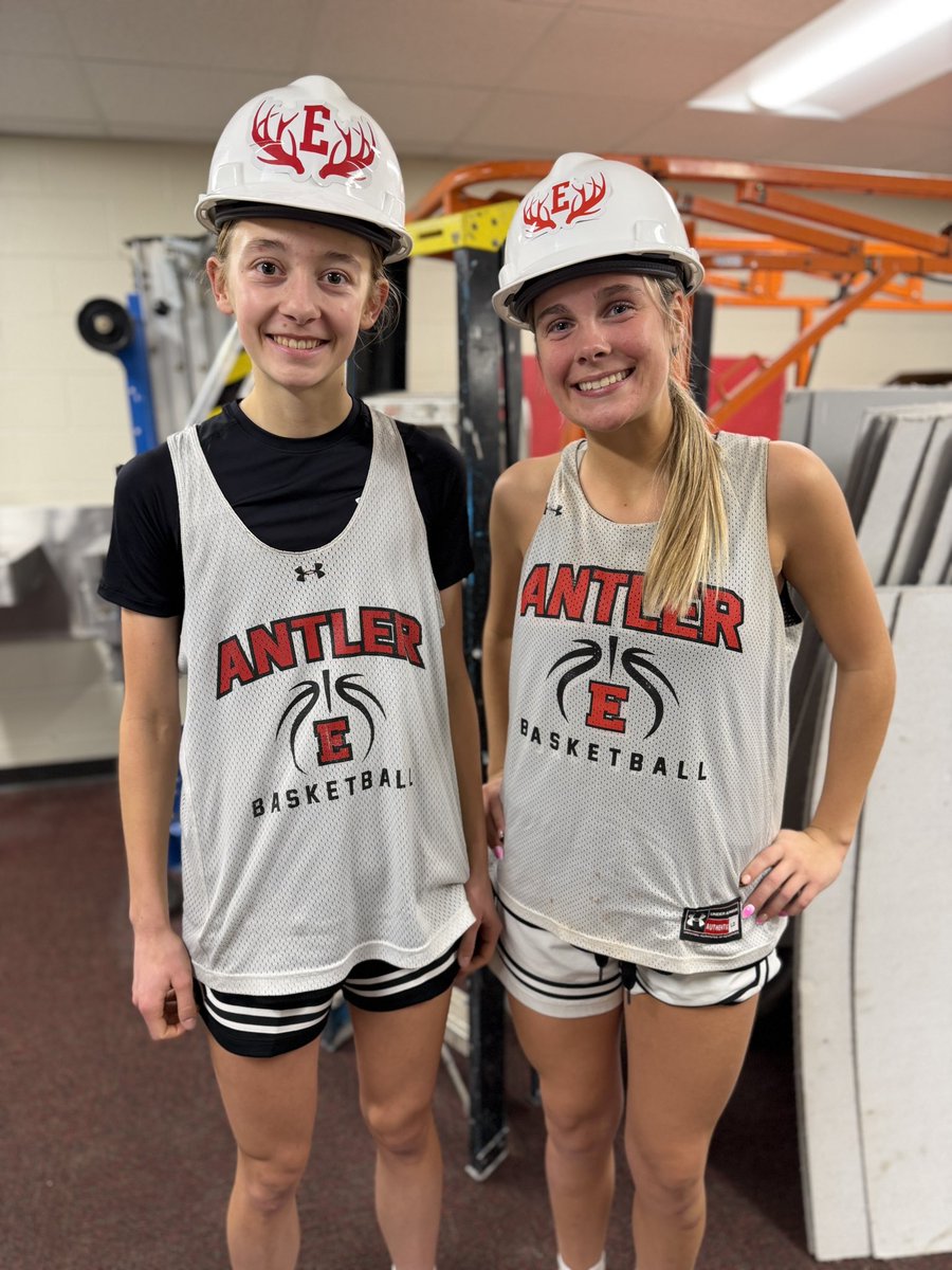 👷🏼‍♀️𝗛𝗔𝗥𝗗 𝗛𝗔𝗧👷🏼‍♀️
Great work to Freshmen Neely H. and Junior Ava C. for earning this weeks Hard Hats! 💪🏻