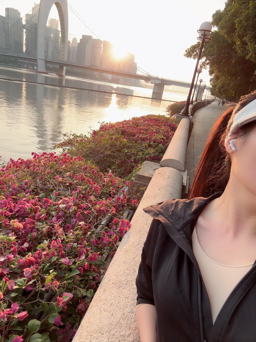 XMJessicaUnd's tweet image. 朝の光の中の一歩一歩が、生命への愛の表現です。🏃‍♀️