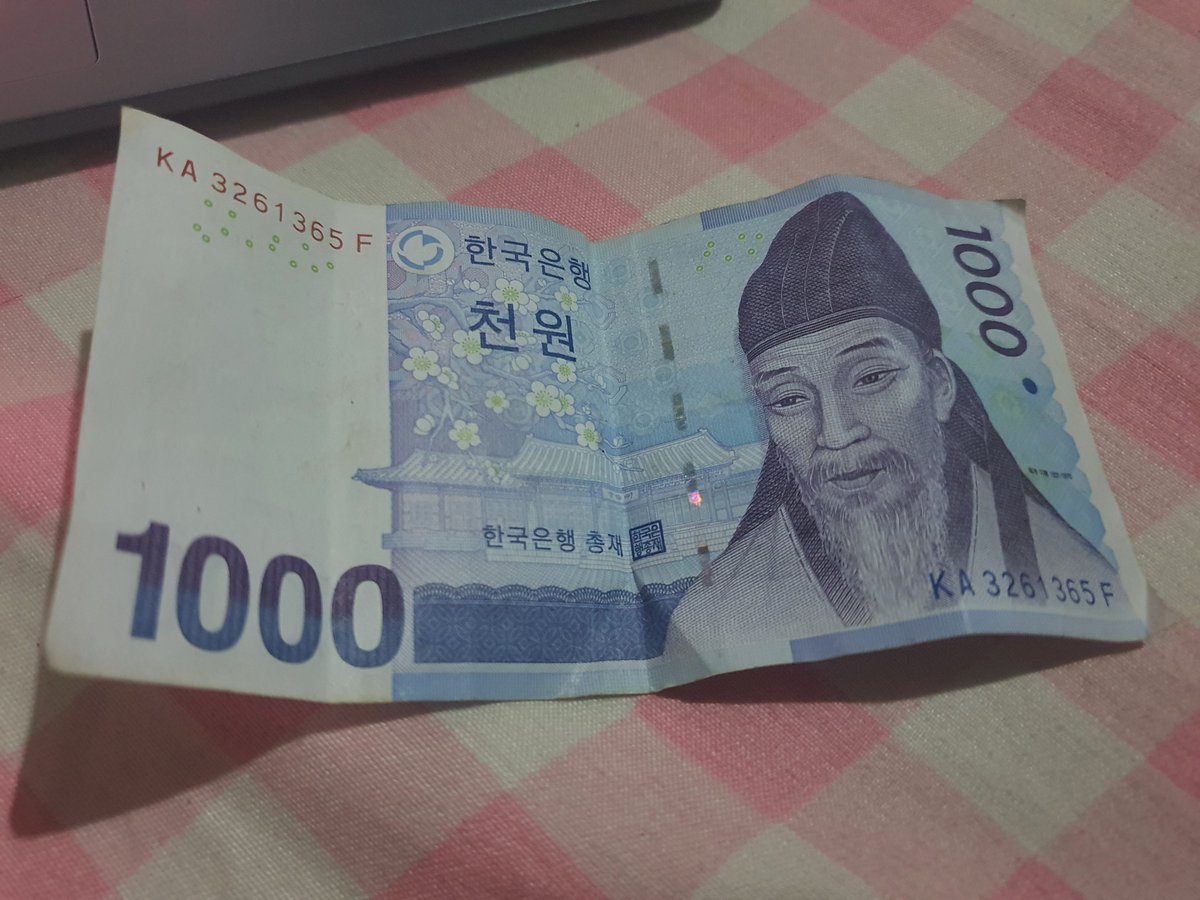 i am sincerely hoping whoever paid me in 1000 won instead of 1000 pesos  just made an honest mistake... 😭😭😭 i am dreading the possibility i gave  500+ pesos worth of 