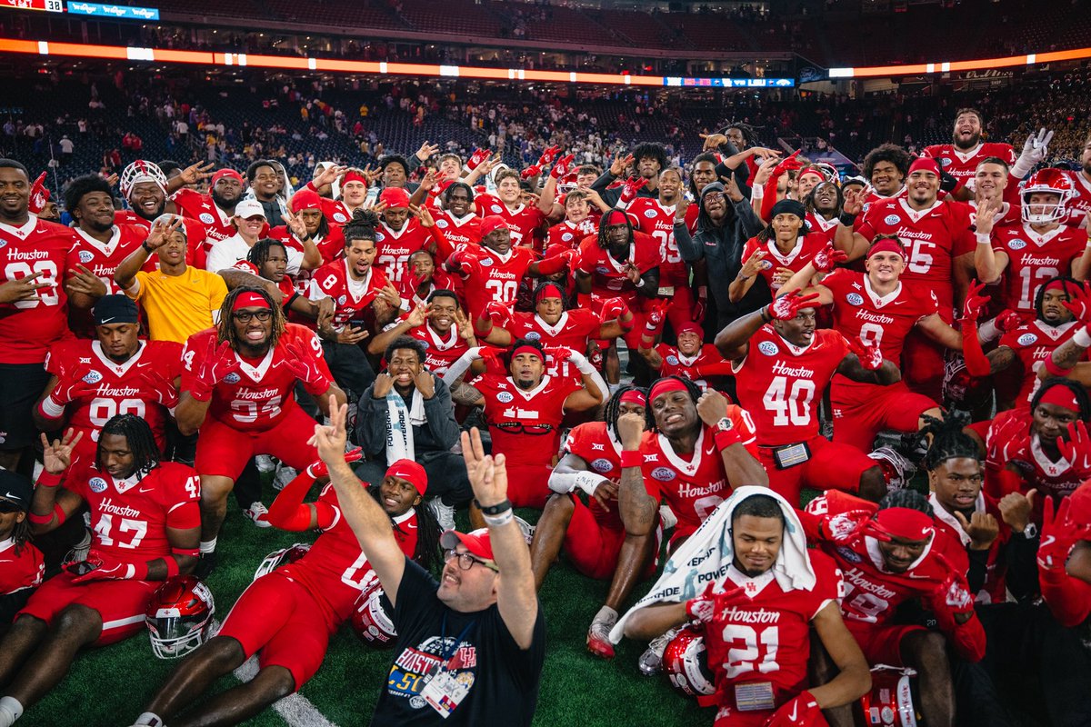 UHCougarFB's tweet photo. An elite experience 💪

Thanks to the @TexasBowl, David Fletcher (Executive Director), Jim Fairbairn (Bowl Chairman), and Joe Rainero (CEO of Kinder’s) for their great hospitality and providing the team with an unforgettable week! https://t.co/RhhlaEiljW